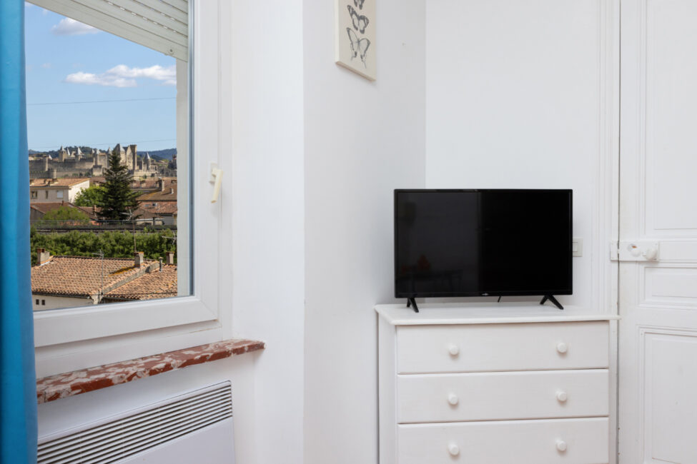 Vue sur la cité de Carcassonne depuis la fenêtre d’un appartement meublé