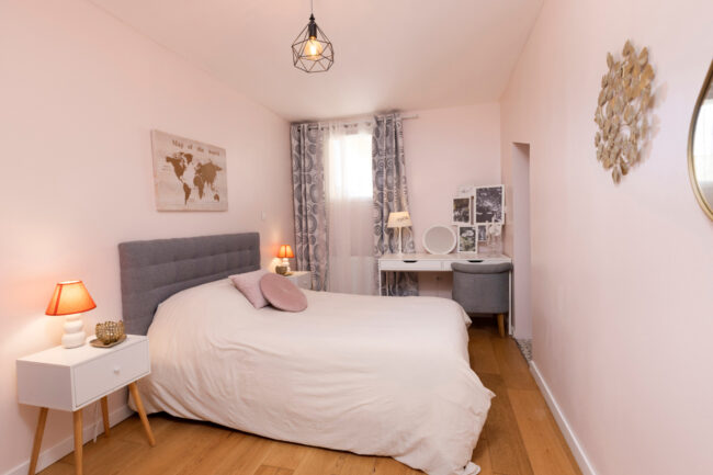 Chambre avec lit double, bureau et décoration contemporaine.