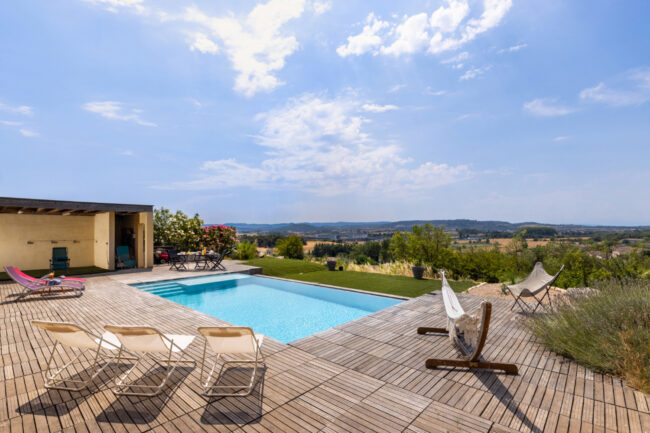 Piscine et terrasse offrant une vue dégagée sur la campagne environnante.