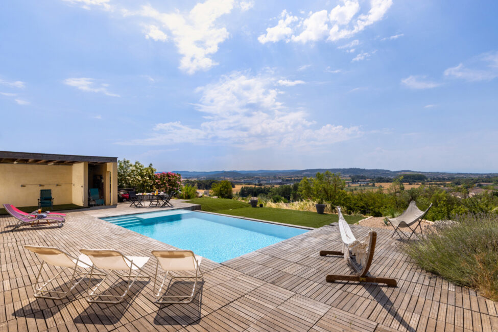 Photographe immobilier à Carcassonne : quand un shooting professionnel change tout 4 Piscine et terrasse offrant une vue dégagée sur la campagne environnante.