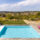 Piscine contemporaine avec terrasse et vue dégagée sur les collines environnantes.