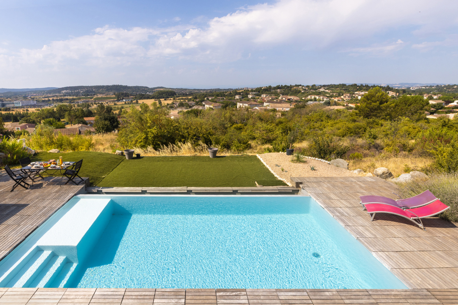 piscine-vue-panoramique Piscine contemporaine avec terrasse et vue dégagée sur les collines environnantes.