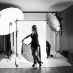 Coulisses d’un shooting portrait avec éclairages et matériel de studio