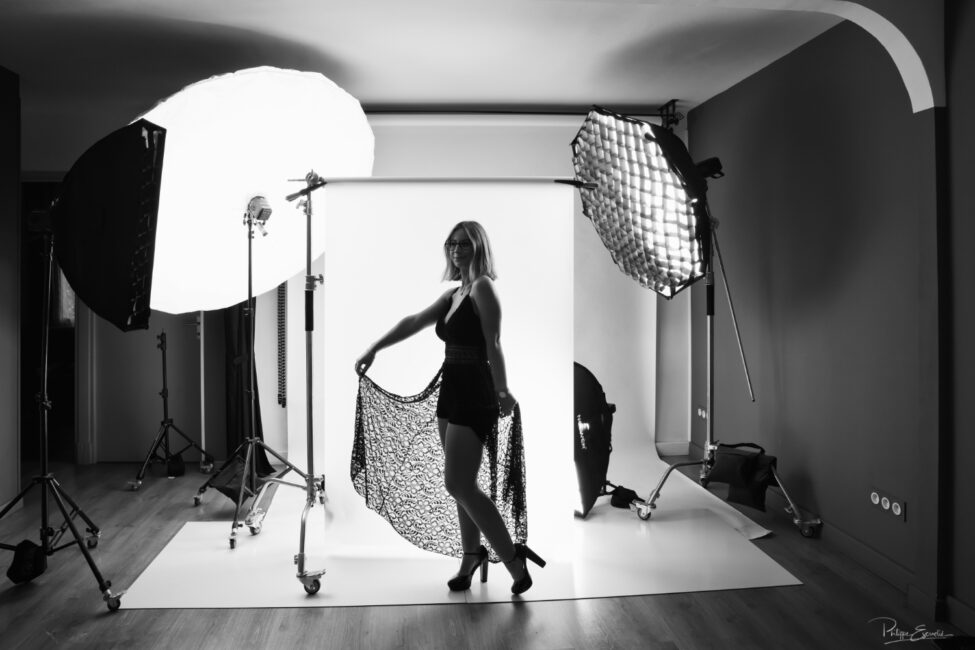 Coulisses d’un shooting portrait avec éclairages et matériel de studio