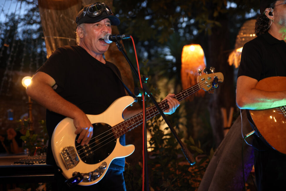 Les Noy’s et le Coco Bongo au cœur de la Féria de Carcassonne 9 Bassiste et chanteur Eric Vogel photographié pendant une prestation musicale de son groupe les Noy's.