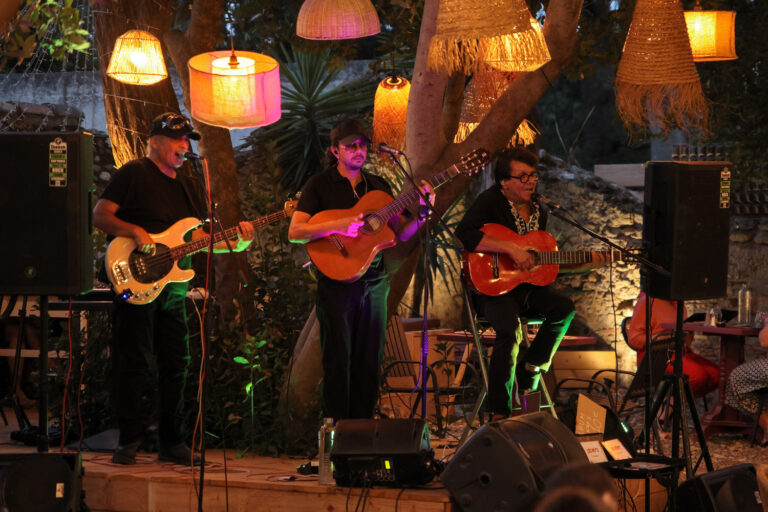 Les Noy’s et le Coco Bongo au cœur de la Féria de Carcassonne 1 Groupe de musique live se produisant sur une petite estrade en bois pendant une soirée en extérieur.