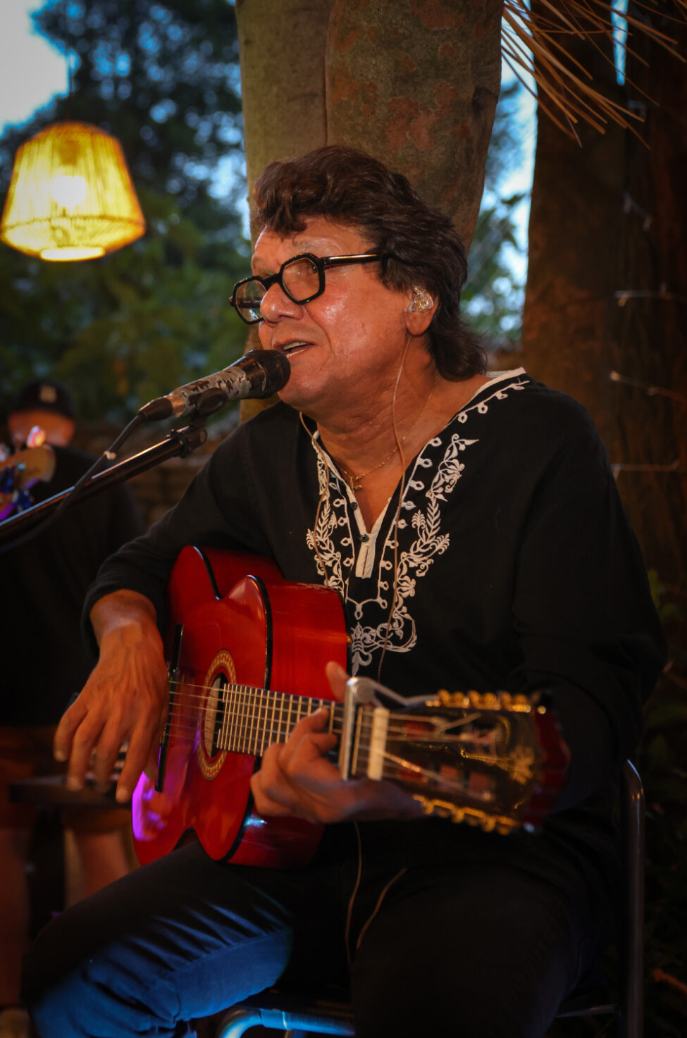 Les Noy’s et le Coco Bongo au cœur de la Féria de Carcassonne 13 Portrait d’un guitariste et chanteur gitan pendant un concert.