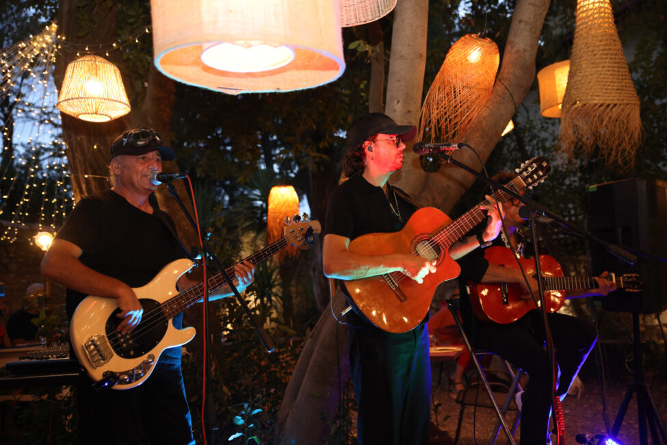 Les Noy’s et le Coco Bongo au cœur de la Féria de Carcassonne 6 Groupe de 3 musiciens photographiés pendant un concert live, il y a un bassiste et deux guitaristes.