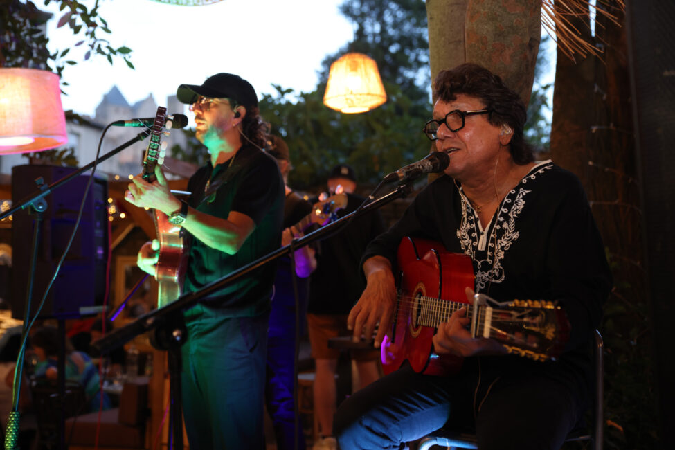 Les Noy’s et le Coco Bongo au cœur de la Féria de Carcassonne 7 Deux Guitaristes et chanteurs photographiés pendant un concert.