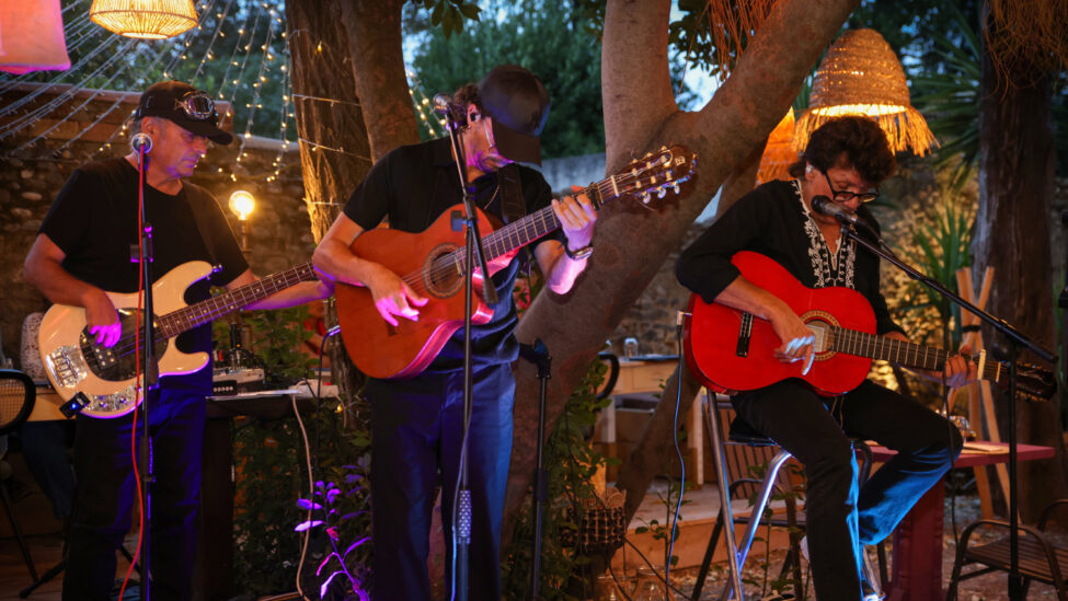 Les Noy’s et le Coco Bongo au cœur de la Féria de Carcassonne 3 Reportage photo d’un groupe de 3 musiciens en concert, deux guitariste et un bassiste.