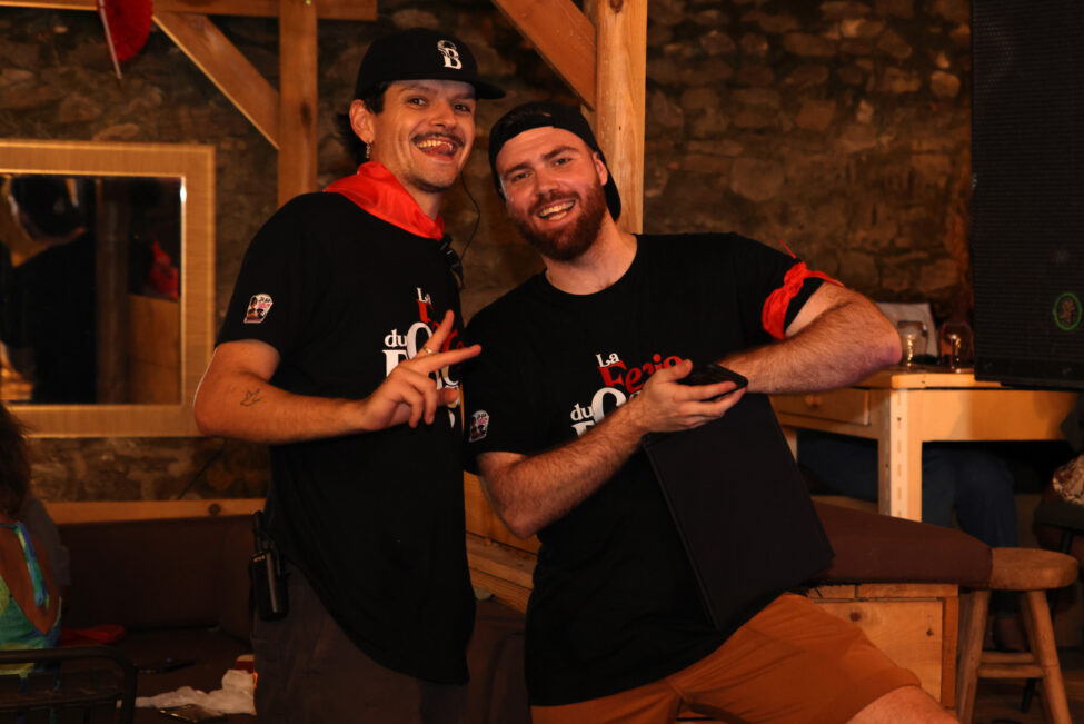 Les Noy’s et le Coco Bongo au cœur de la Féria de Carcassonne 10 Portrait de deux membres de l’équipe pendant une soirée événementielle. ils sont en tee shirt noir en bandana rouge.