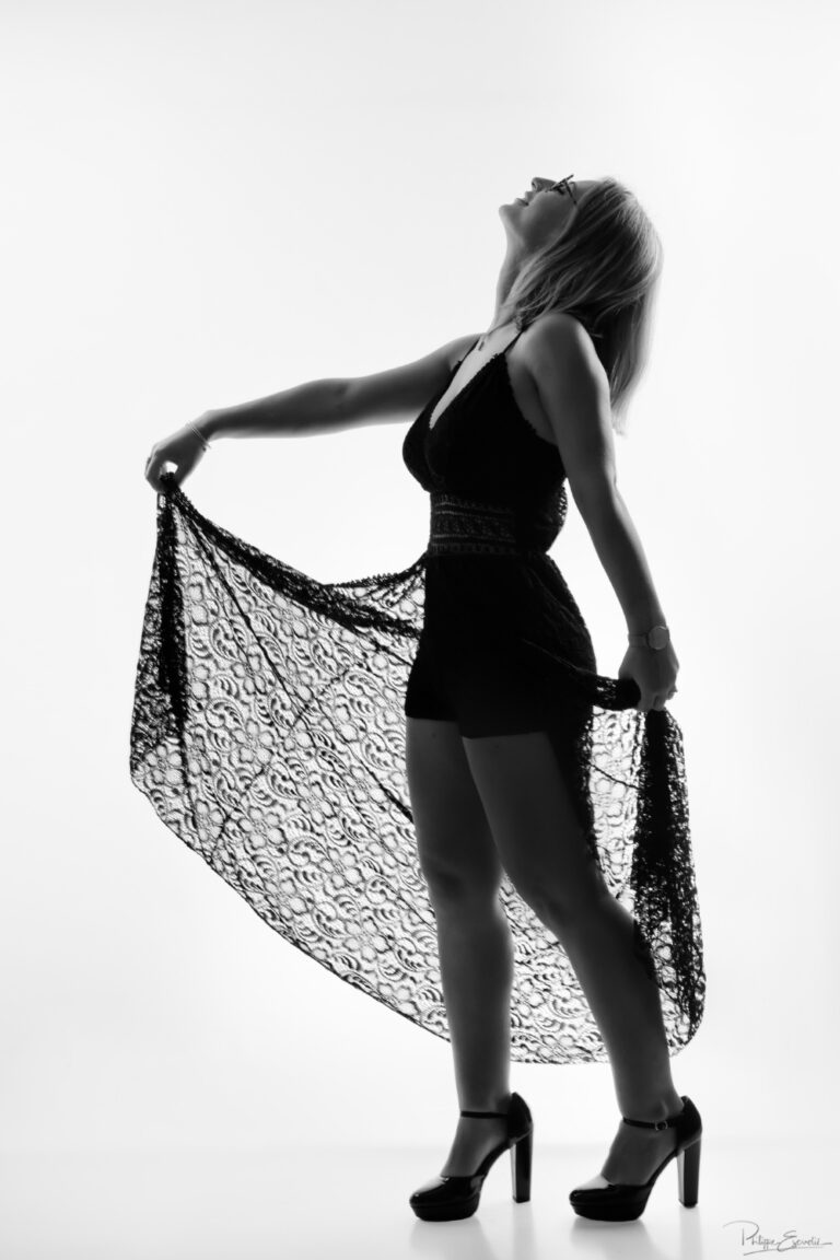 Photo de mode en noir et blanc avec une femme posant en tenue noire