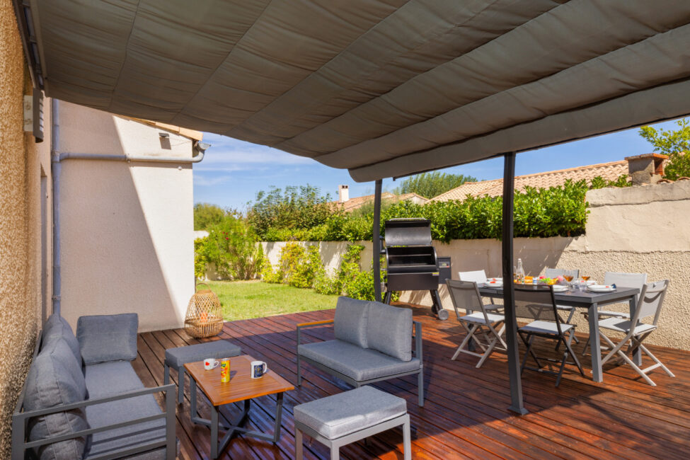 terrasse en bois avec salon de jardin et espace repas